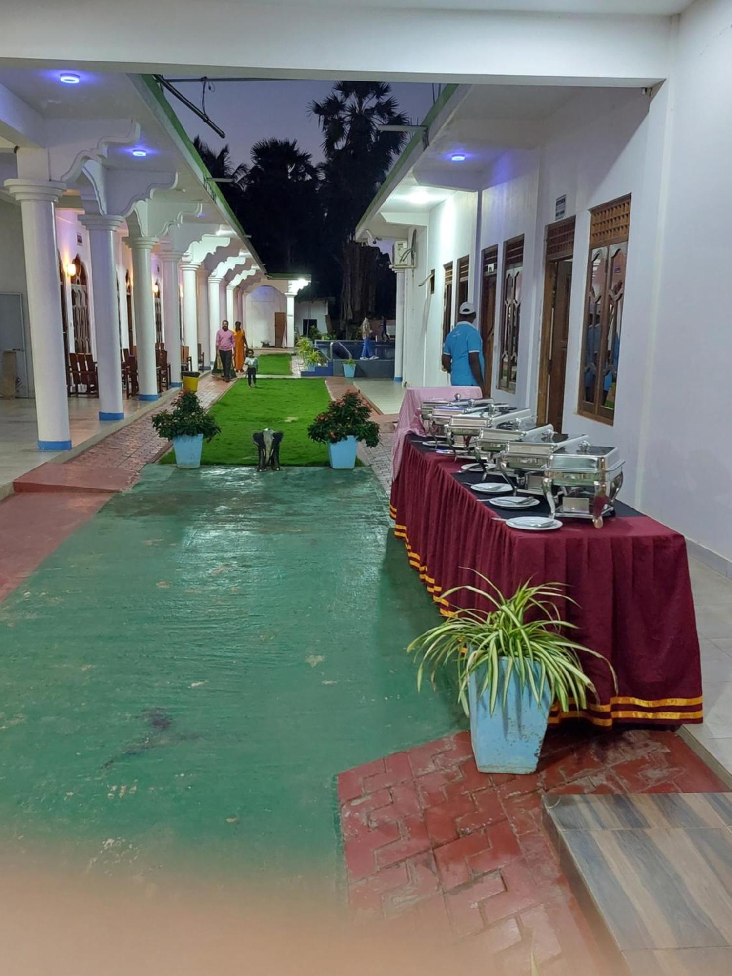 Mrd Beach Hotel Trincomalee Bagian luar foto
