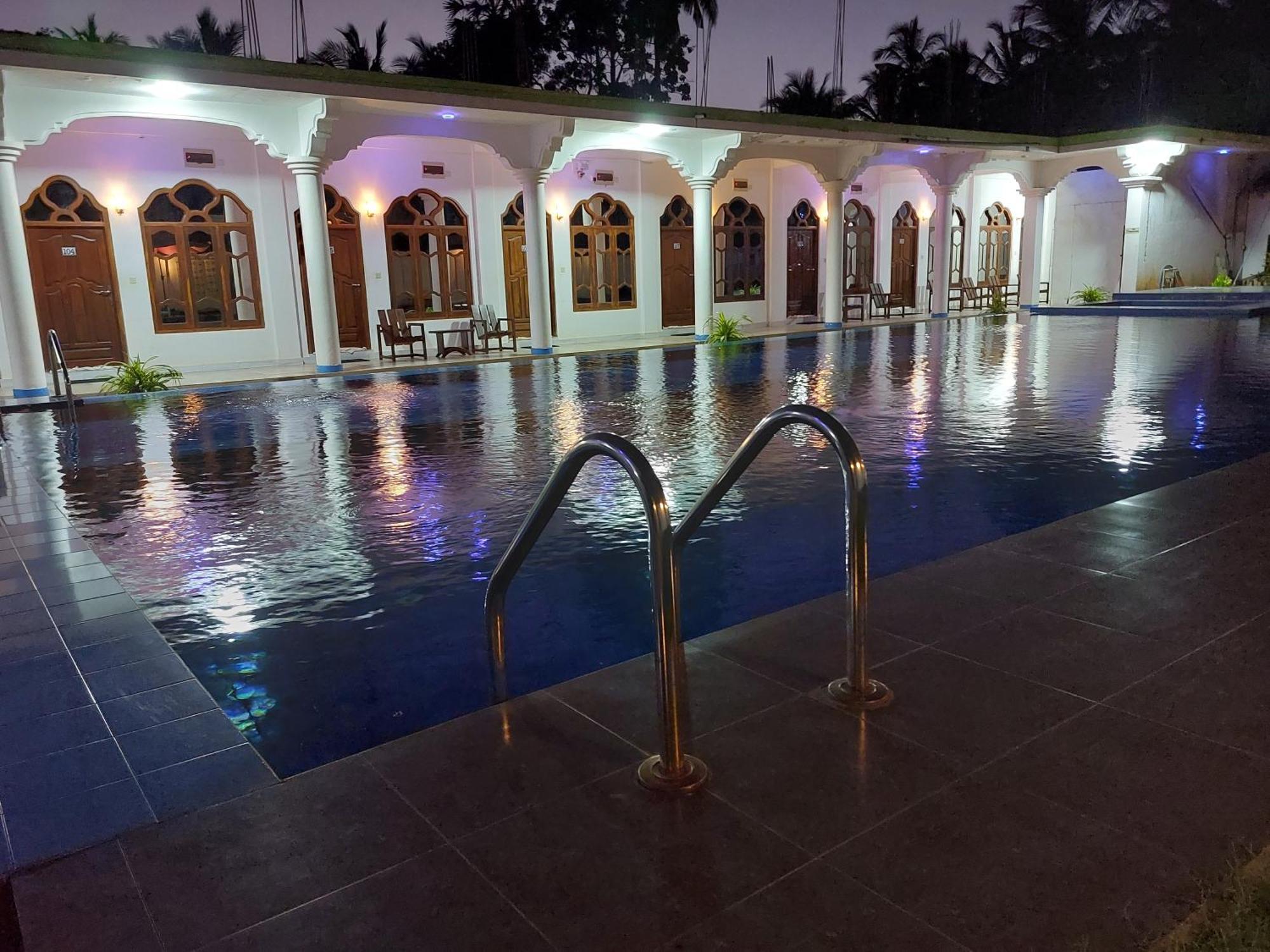 Mrd Beach Hotel Trincomalee Bagian luar foto