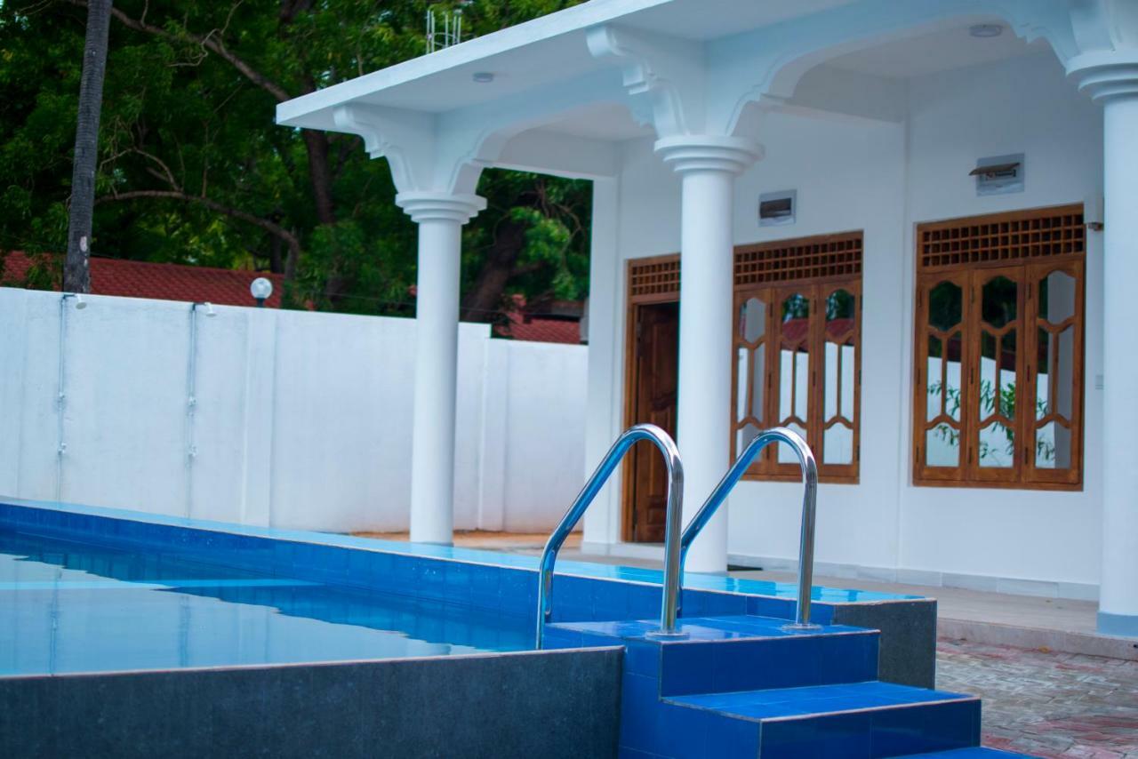 Mrd Beach Hotel Trincomalee Bagian luar foto