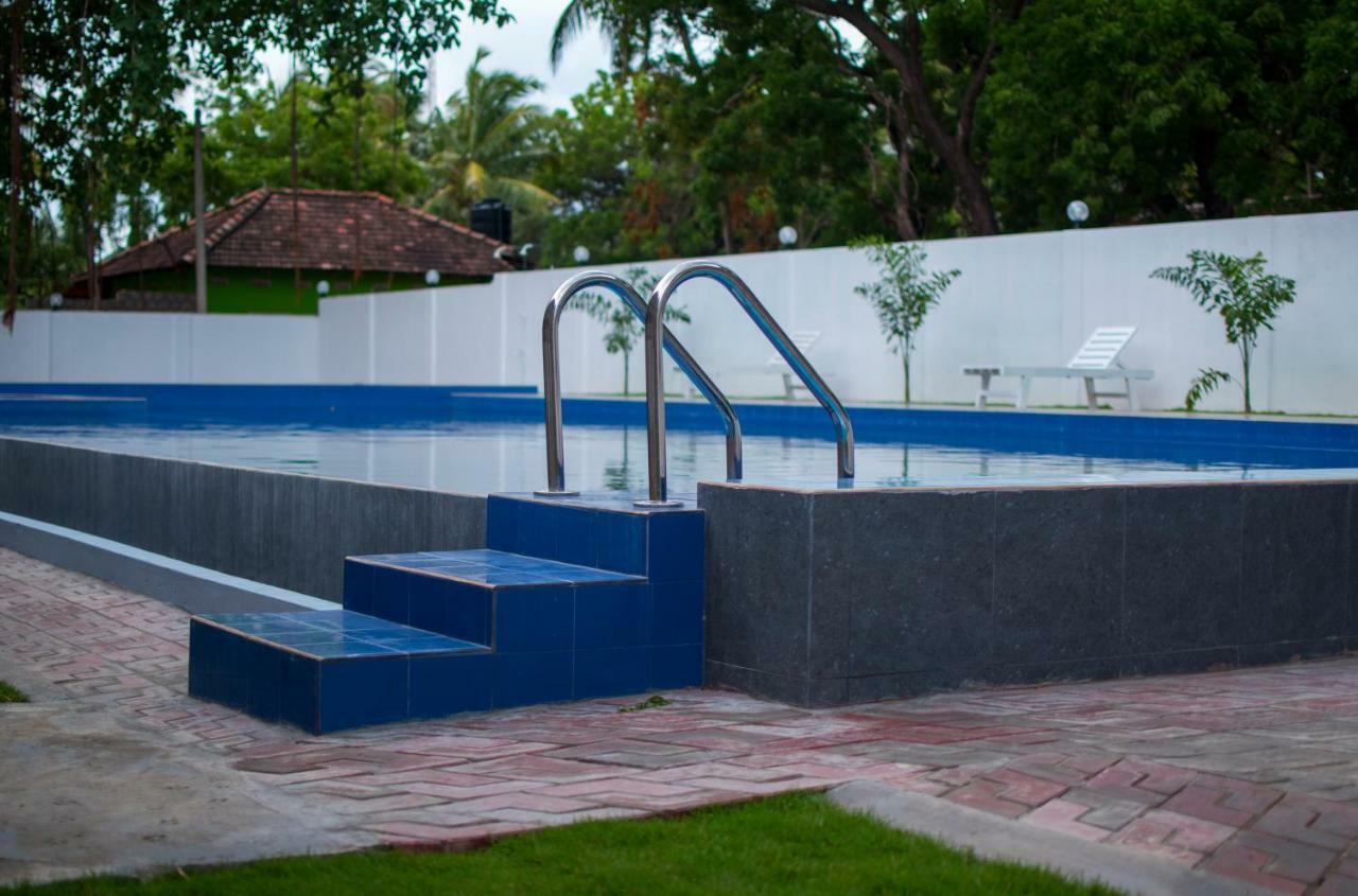 Mrd Beach Hotel Trincomalee Bagian luar foto