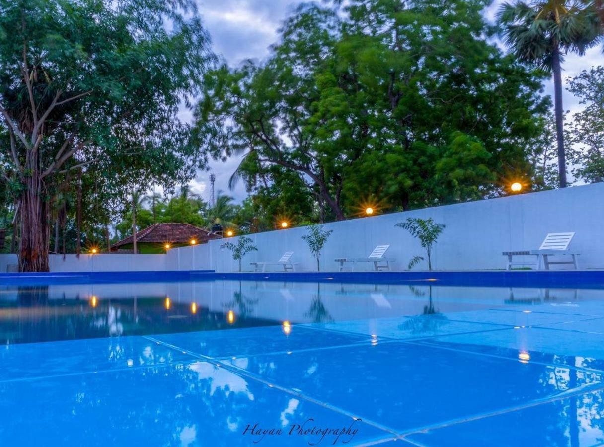 Mrd Beach Hotel Trincomalee Bagian luar foto