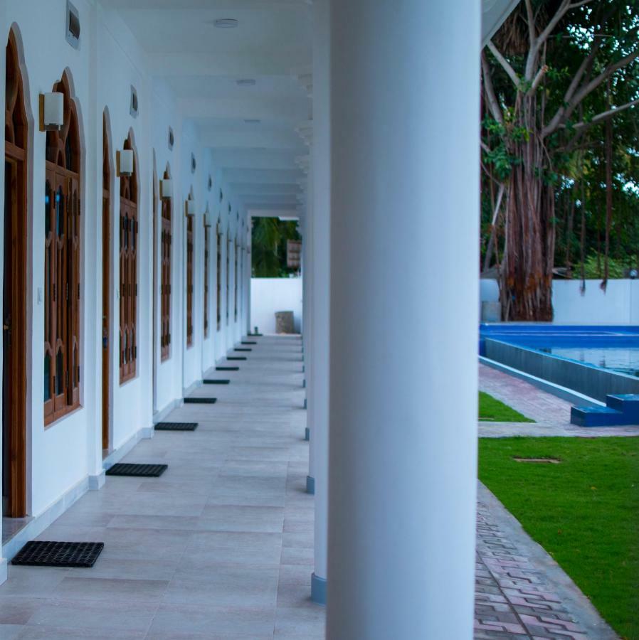 Mrd Beach Hotel Trincomalee Bagian luar foto