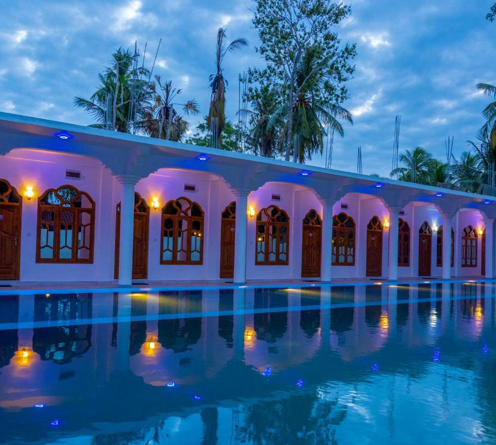 Mrd Beach Hotel Trincomalee Bagian luar foto