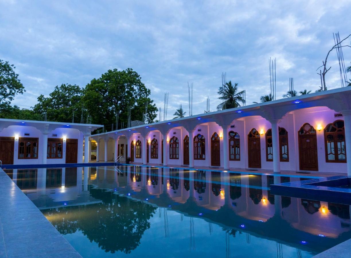 Mrd Beach Hotel Trincomalee Bagian luar foto