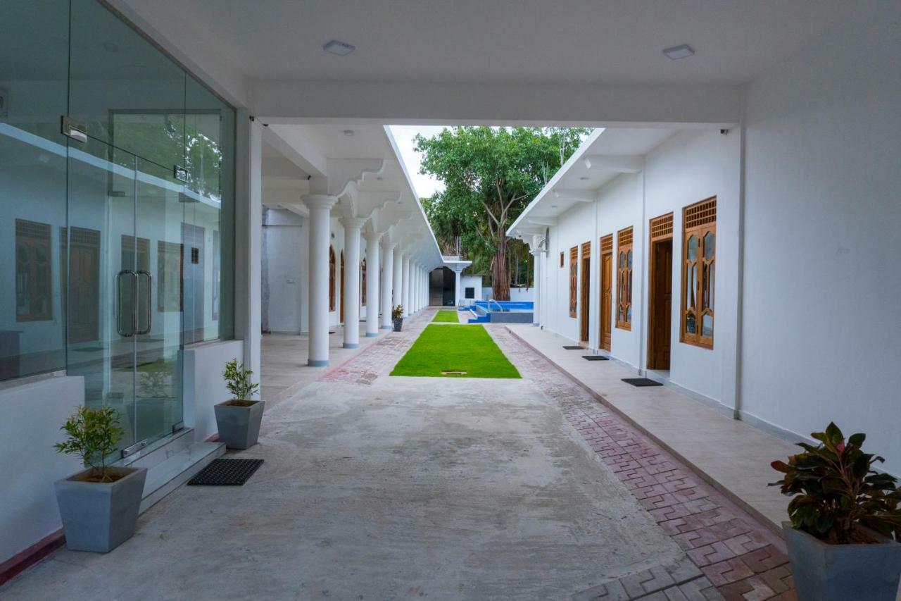 Mrd Beach Hotel Trincomalee Bagian luar foto